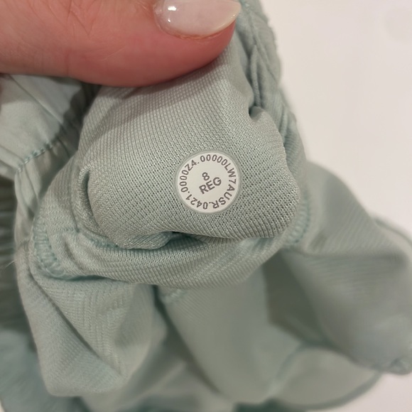 Lululemon! Mint Hotty Hot Low-Rise 2.5 Length Size 8 - Picture 3 of 4